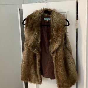 Faux fur vest size large. Anna Be